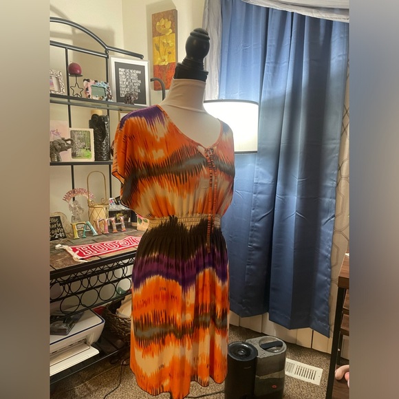 Multicolored mini dress in a thin, slowing material - Picture 4 of 4